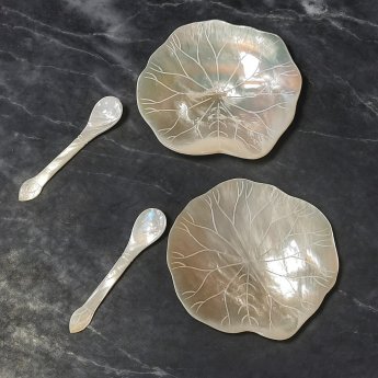 Set di piattini e cucchiaini in madreperla per caviale Set di piattini e cucchiaini in madreperla per caviale